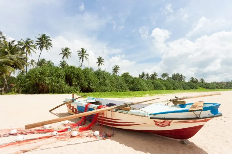 Ahungalla-Beach-fishing-boat-800x533