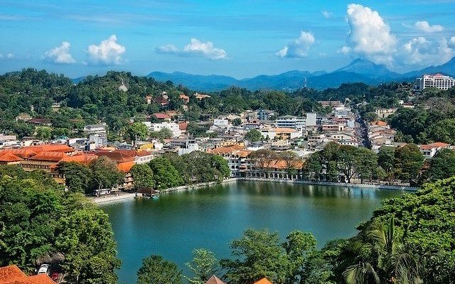 kandy-lake-in-sri-lanka