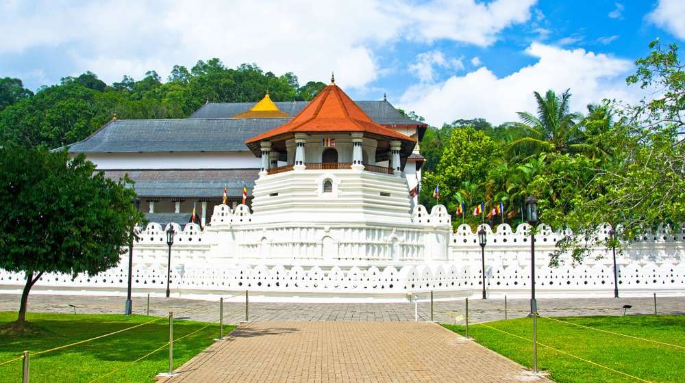 temple-of-the-sacred-tooth-relic-kandy