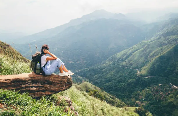 mujer-turista-disfrutar-con-hermosa-vista-de-las-montañas-en-ella-sri-lanka-little-adam-peak